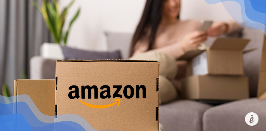 mujer con cajas de compra en casa que es Amazon