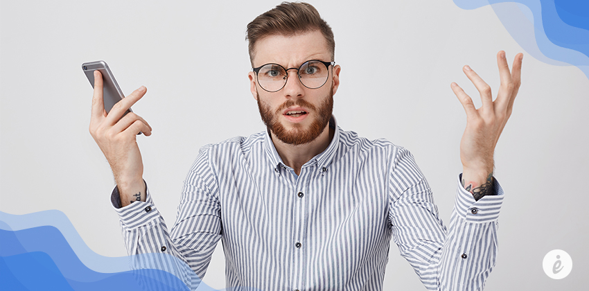 homrbre sorprendido con el teléfono en la mano