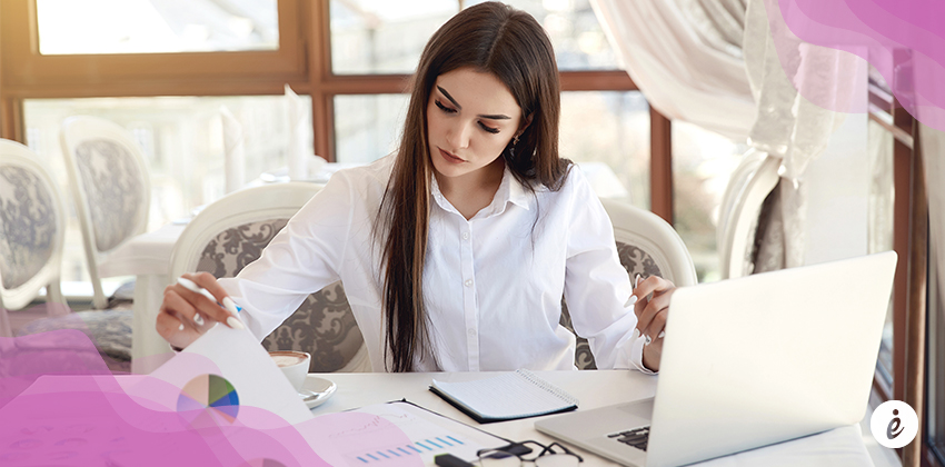 mujer en computador planeando Black Friday